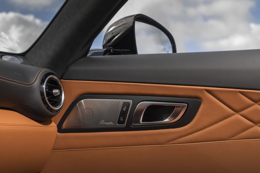 Детали интерьера Mercedes-AMG GT R Roadster (R190) 2020 года  (NA) (фото 41 из 75)
